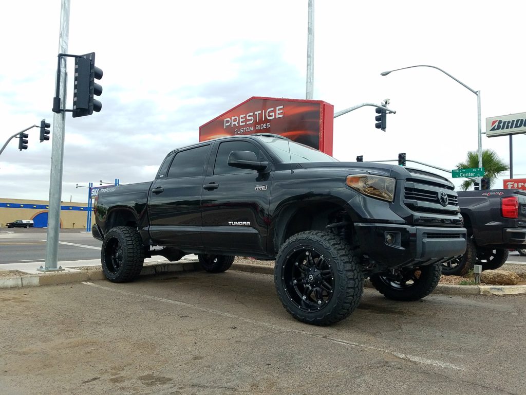 2014 TOYOTA TUNDRA 4X4 WITH A 6 ROUGH COUNTRY SUSPENSION LIFT KIT AND A